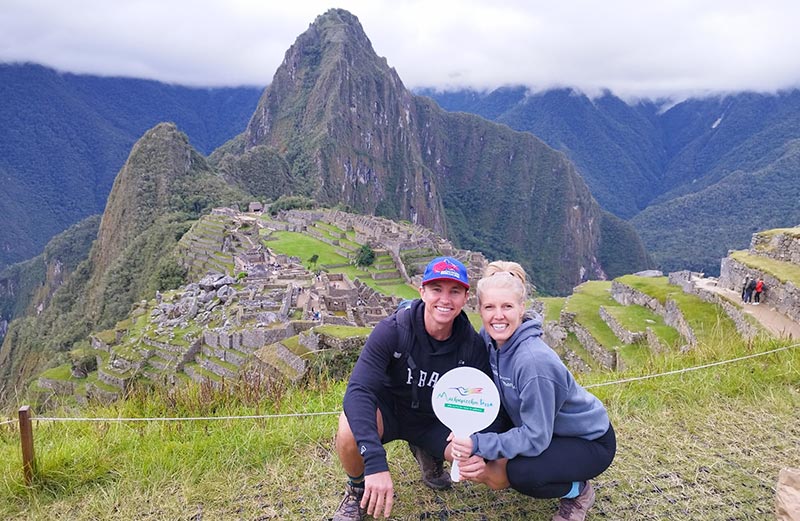 Pareja de turistas visitando Machu Picchu