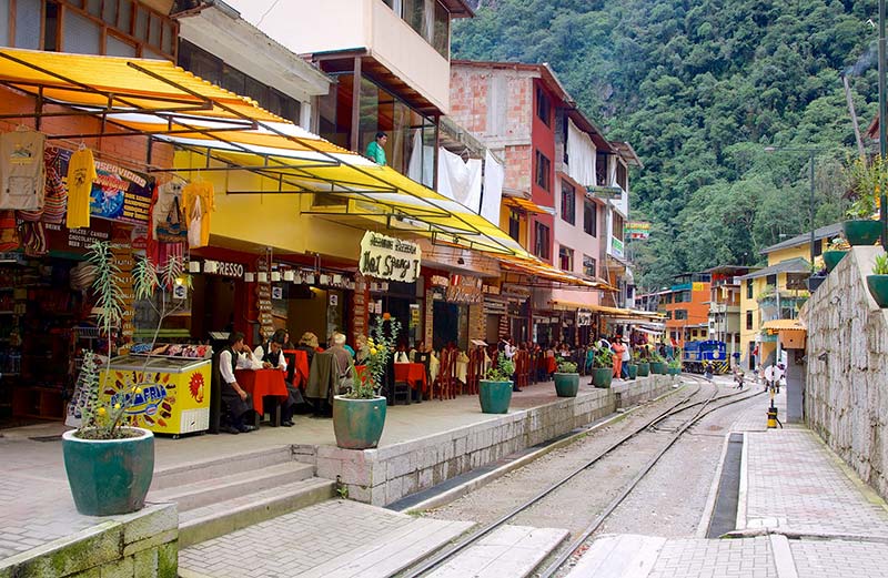 Colorido pueblo de Aguas Calientes - Machu Picchu