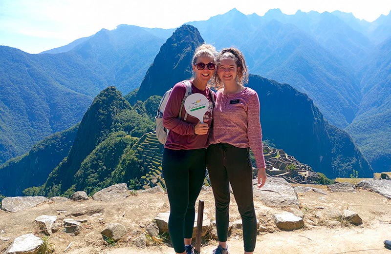 Turistas disfrutando de la cuidadela Inca
